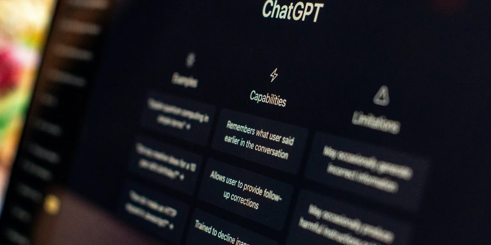 Ecranul de start ChatGPT pe un laptop, văzut în unghi