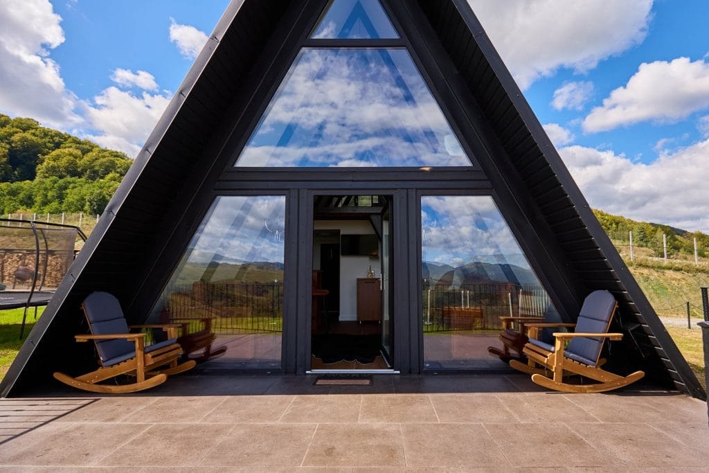 The cabin and its terrace, open to the mountain ridgeline